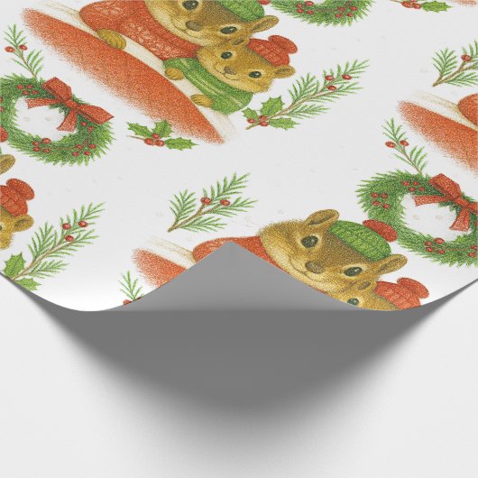 Cute Chipmunk with Pine Christmas Geschenkpapier (Ecke)