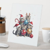 Cute Christmas Cats In Space Ornaments T-Shirt Sockelschild (In Situ)