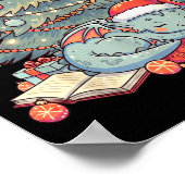 Cute Christmas Dragon Sleeng Under Tree Books Love Poster (Ecke)