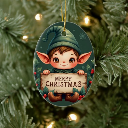 Cute Christmas Elf Holding Merry Sign Green Keramik Ornament (Baum)