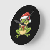 Cute Christmas Frog with Santa Hat Holding Gift - Runde Wanduhr (Winkel)