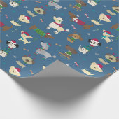 Cute Christmas Holiday Dog Pattern on Blue Geschenkpapier (Ecke)