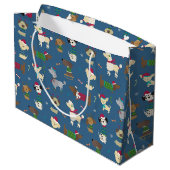 Cute Christmas Holiday Dog Pattern on Blue Große Geschenktüte (Rückseite Schrägansicht)