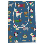 Cute Christmas Holiday Dog Pattern on Blue Mittlere Geschenktüte (Vorderseite)