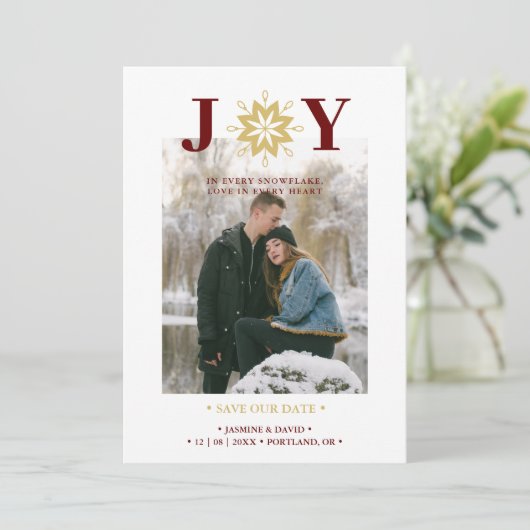 Cute Christmas Joy Snowflake Red & Fake Gold Photo Save The Date (Stehend Vorderseite)