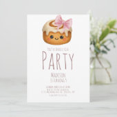 Cute Cinnamon Roll Bun Girl Birthday Party Einladung (Stehend Vorderseite)