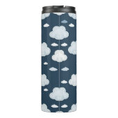 Cute Clouds Pattern – Soft Kawaii Sky Design Thermosbecher (Rückseite)