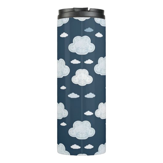 Cute Clouds Pattern – Soft Kawaii Sky Design Thermosbecher (Rückseite)
