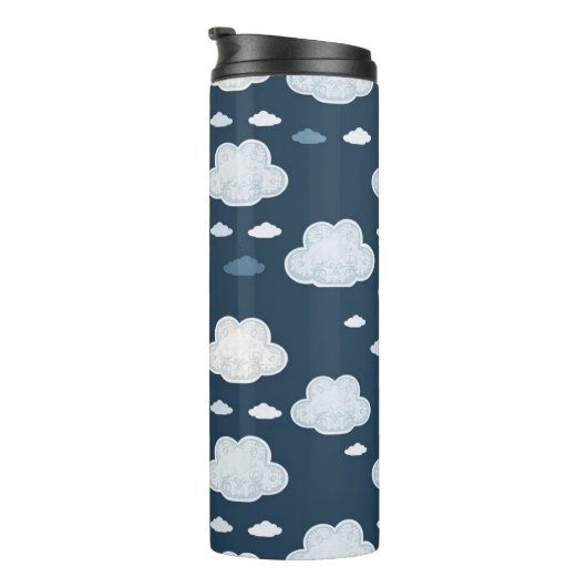Cute Clouds Pattern – Soft Kawaii Sky Design Thermosbecher (Nach rechts gedreht)