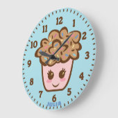 Cute Cupcake Nursery Wall Clock with Name Große Wanduhr (Winkel)