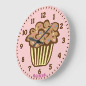 Cute Cupcake with Custom Name Wall Clock Große Wanduhr (Winkel)