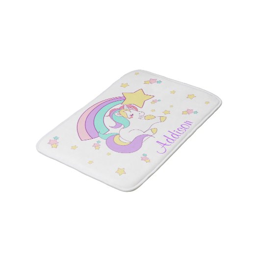 Cute Custom Personalized Magical Rainbow Unicorn Badematte (Schrägansicht)