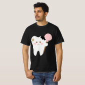 Cute decayed tooth cartoon holding lollipop funny T-Shirt (Vorne ganz)