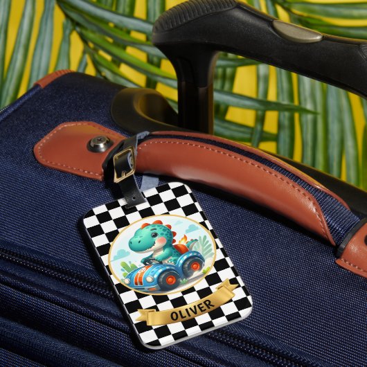 Cute Dinosaur Driving a Race Car Gepäckanhänger (Vorderseite Insitu 1)