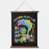  Cute Dragon Scientist | Magical Potion Play Lab Wandteppich Mit Holzrahmen (Vorderseite)