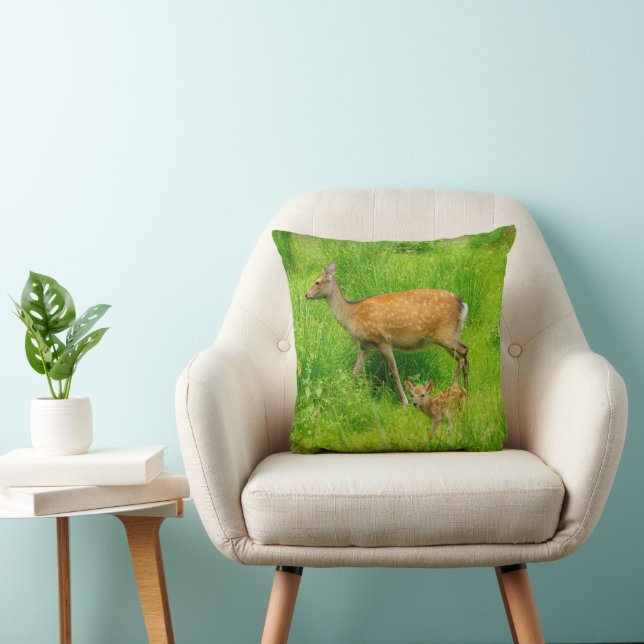 Cute fallow deer with young kissen (Stuhl )