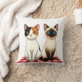 Cute Felines on Red Checkered Blanket Kissen (Decke)