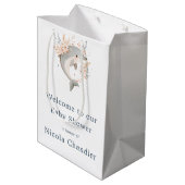 Cute Floral Dolphin Baby Shower Mittlere Geschenktüte (Rückseite Schrägansicht)