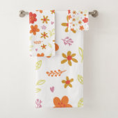 Cute Floral Pattern – Warm Retro Flowers on Black Badhandtuch Set (Insitu)