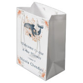 Cute Floral Whale Baby Shower Mittlere Geschenktüte (Rückseite Schrägansicht)