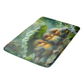 Cute fluffy birds hiding under leaf in rain badematte (Schrägansicht)