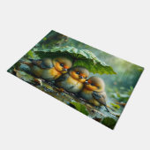 Cute fluffy birds hiding under leaf in rain fußmatte (Schrägansicht)