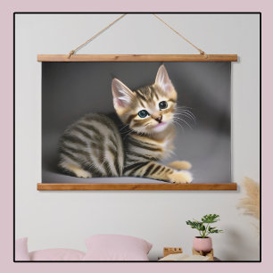 Cute fluffy tabby cat baby wandteppich mit holzrahmen