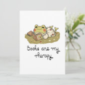 Cute Frog Reading - Books Are My Therapy Einladung (Stehend Vorderseite)