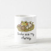 Cute Frog Reading - Books Are My Therapy Kaffeetasse (Mittel)
