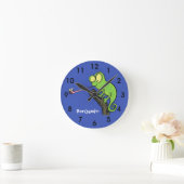 Cute funny green happy chameleon lizard cartoon runde wanduhr (Zuhause)
