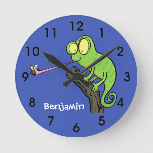 Cute funny green happy chameleon lizard cartoon runde wanduhr