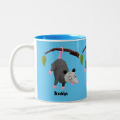Cute funny opossum hanging from branch cartoon zweifarbige tasse (Links)