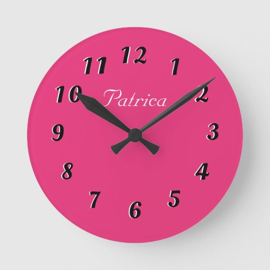 Cute Fushia and White Personalized Wall Clock Runde Wanduhr (Vorderseite)