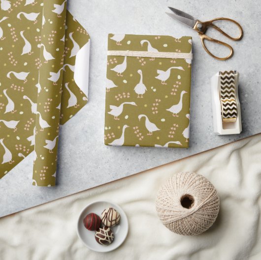 Cute Geese and Footprint Pattern on Olive Green Geschenkpapier (Kunsthandwerk)