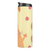 Cute Ginger Orange Cat Playing in Autumn Leaves Thermosbecher (Nach rechts gedreht)