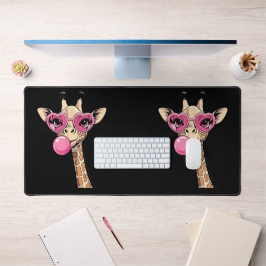 Cute Giraffe Blowing Pink Bubble Gum Sunglasses  Schreibtischunterlage (Büro 1)