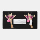 Cute Giraffe Blowing Pink Bubble Gum Sunglasses  Schreibtischunterlage (Tastatur & Maus)