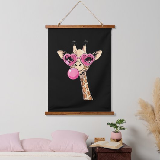 Cute Giraffe Blowing Pink Bubble Gum Sunglasses  Wandteppich Mit Holzrahmen (Schlafzimmer)