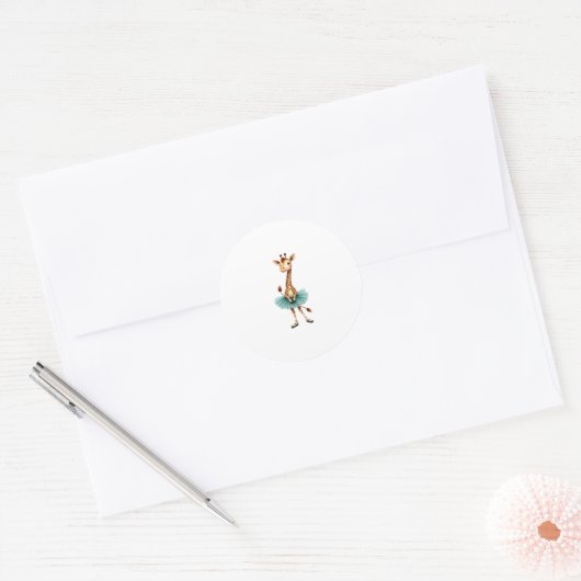 Cute giraffe in a tutu dancing as a ballerina, gif runder aufkleber (Umschlag)