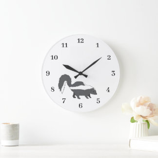 Cute Gray Baby Skunk Design Große Wanduhr