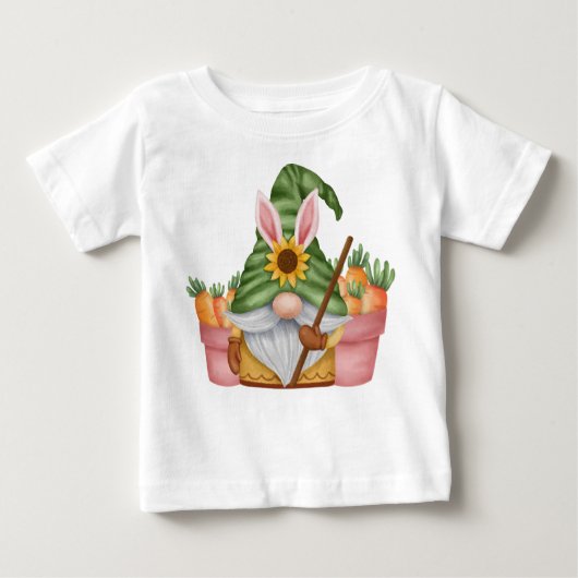CUTE GREEN EASTER GNOME WITH ORANGE CARROTS BABY T-SHIRT (Vorderseite)