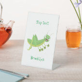 Cute green happy grasshopper cartoon sockelschild (In SItu)