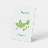 Cute green happy grasshopper cartoon sockelschild (Vorderseite)