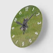 Cute Grey Farm Cat Racing Across Green Grass Photo Runde Wanduhr (Winkel)