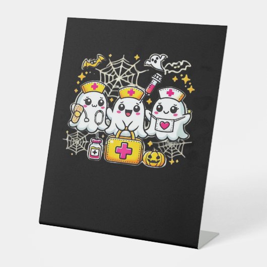 Cute Halloween Ghost Nurse Trio with Medical Kit a Sockelschild (Vorderseite)