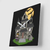 Cute Halloween haunted house and little witch Squa Quadratische Wanduhr (Winkel)