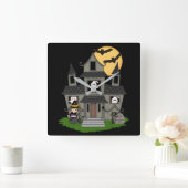 Cute Halloween haunted house and little witch Squa Quadratische Wanduhr (Zuhause)