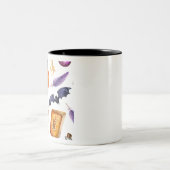 Cute Halloween illustration with pumpkin and bats Zweifarbige Tasse (Mittel)