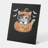 Cute Halloween Kitten in a Pumpkin Classic T-Shirt Sockelschild (Vorderseite)