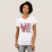 Cute Hand Drawn LOVE Typography with Hearts – Pink T-Shirt (Vorne ganz)